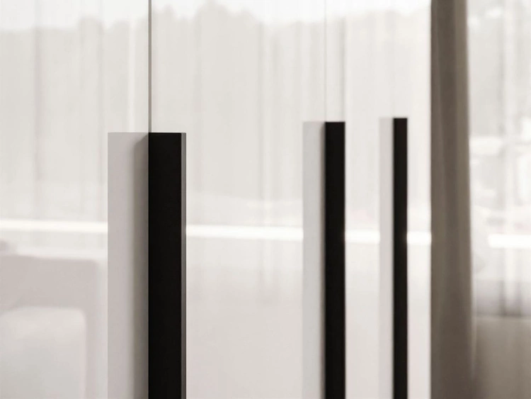 Szafa czterodrzwiowa z drzwiami uchylnymi i czarnymi uchwytami Ameli Biały Połysk