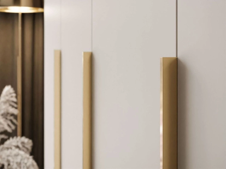 Szafa czterodrzwiowa z drzwiami uchylnymi i złotymi uchwytami Ameli Kaszmirowa