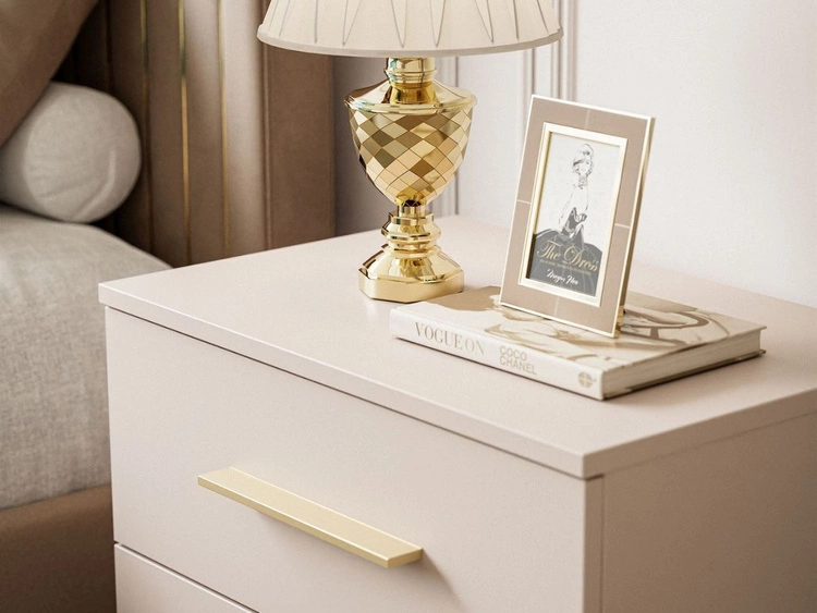 Stolik nocny z dwoma szufladami na złotych nóżkach Nuveo Kaszmir