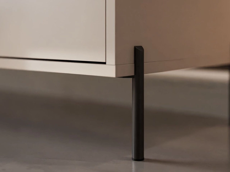 Trzydrzwiowa komoda 154 cm na czarnych nogach Vivance kaszmir połysk