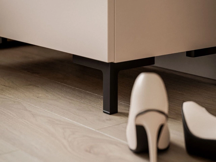 Stolik nocny z dwoma szufladami na czarnych nóżkach Nuveo Kaszmir