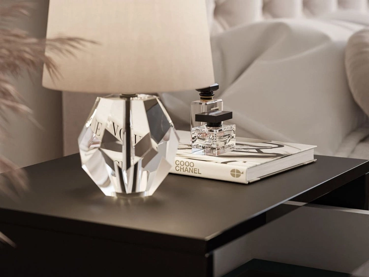 Stolik nocny z szufladą i srebrnymi nogami Brisa czarny połysk