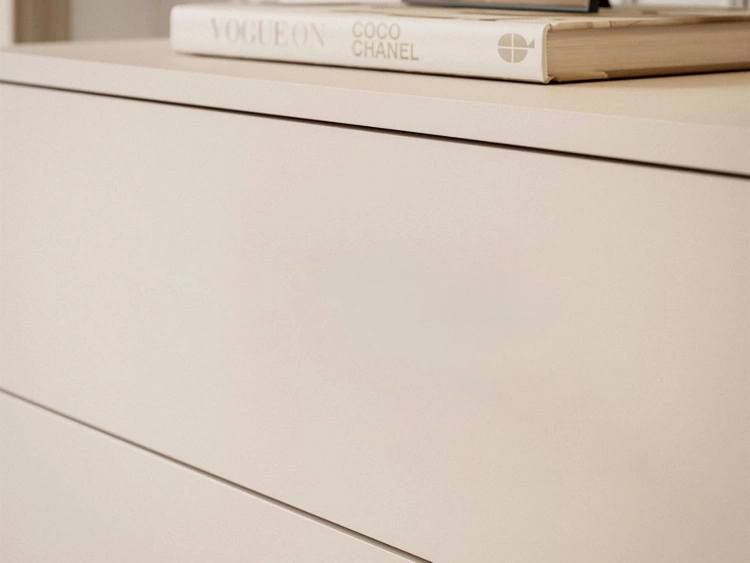 Komoda z szufladami i oświetleniem LED na złotych nogach Nuveo Kaszmir