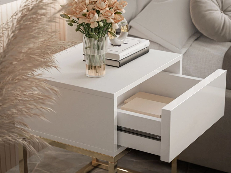 Stolik nocny z szufladą i złotymi nogami Brisa biały połysk