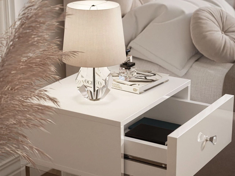 Stolik nocny glamour z szufladą i srebrnymi nogami Brisa biały połysk