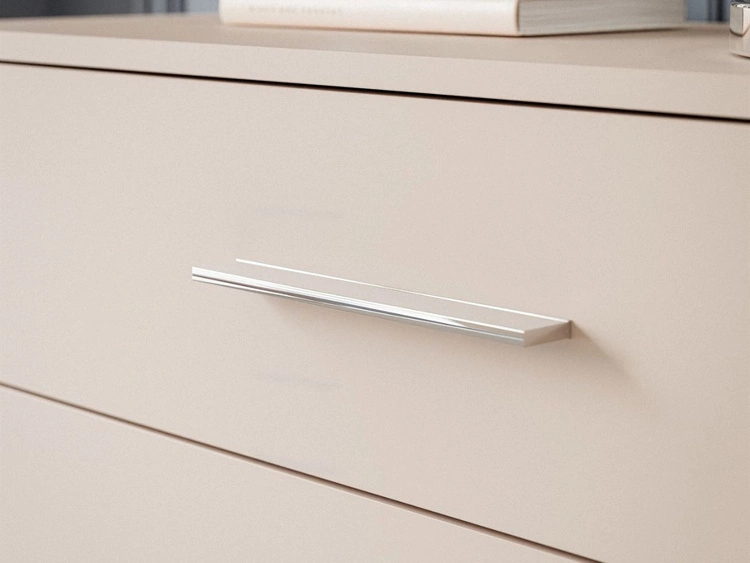 Komoda z szufladami i oświetleniem LED na srebrnych nogach Nuveo Kaszmir