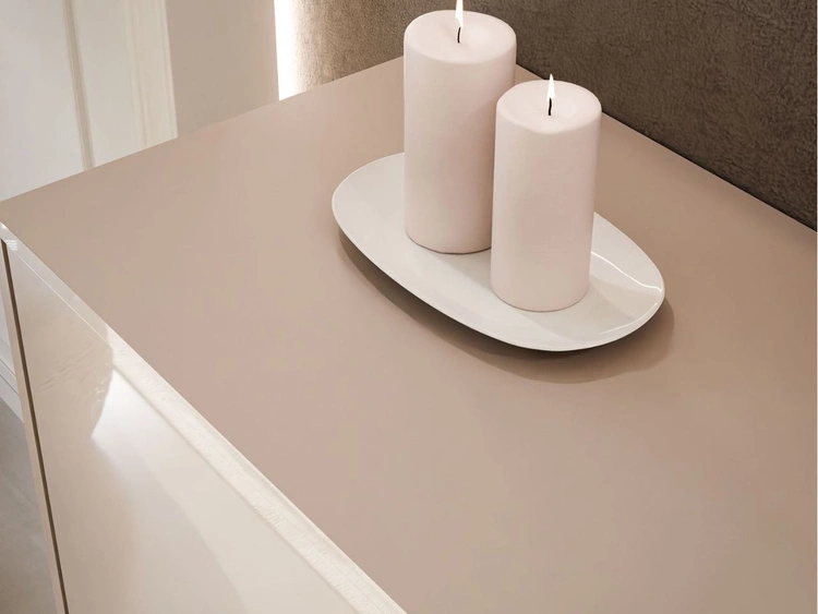 Trzydrzwiowa komoda 154 cm na czarnych nogach Vivance kaszmir połysk