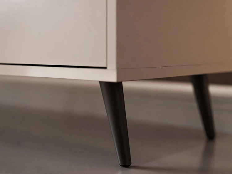 Trzydrzwiowa komoda 154 cm w stylu glamour na czarnych nogach Vivance kaszmir połysk