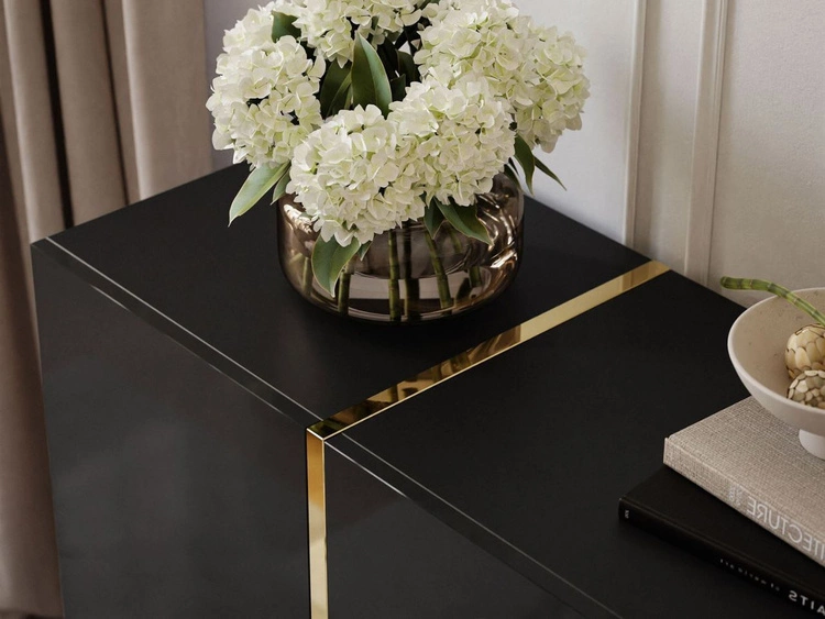 Czterodrzwiowa komoda 158 cm w stylu glamour na złotych nogach Lunelie czarny połysk