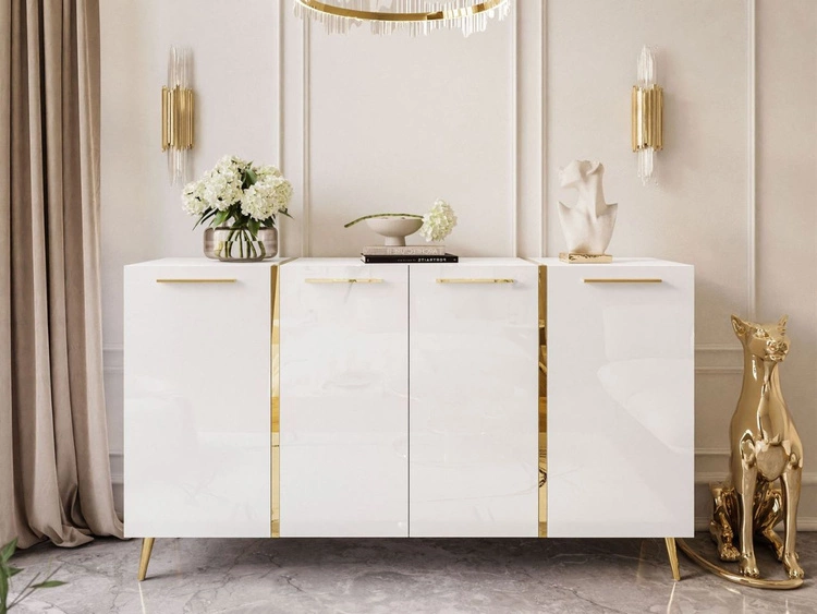 Czterodrzwiowa komoda 158 cm w stylu glamour ze złotymi uchwytami i nogami Lunelie biały połysk