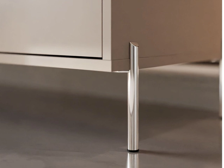 Trzydrzwiowa komoda 154 cm na srebrnych nogach Vivance kaszmir połysk