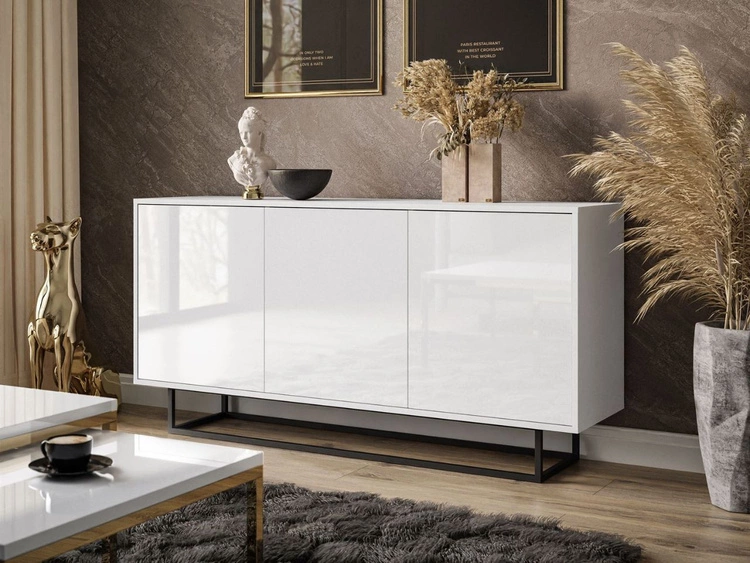 Trzydrzwiowa komoda 154 cm w stylu glamour na czarnym stelażu Vivance biały połysk