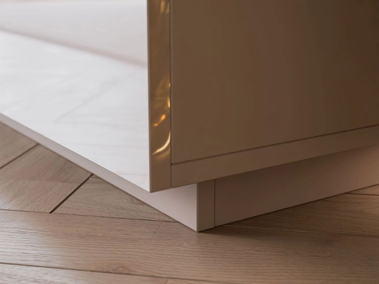 Dwudrzwiowa komoda 158 cm z trzema szufladami Lunelie kaszmir połysk