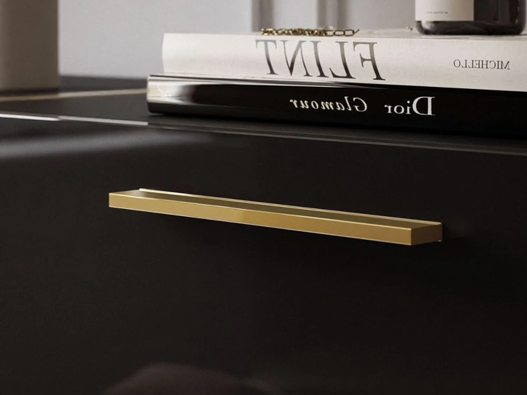 Czterodrzwiowa komoda 158 cm w stylu glamour ze złotymi uchwytami i nogami Lunelie czarny połysk