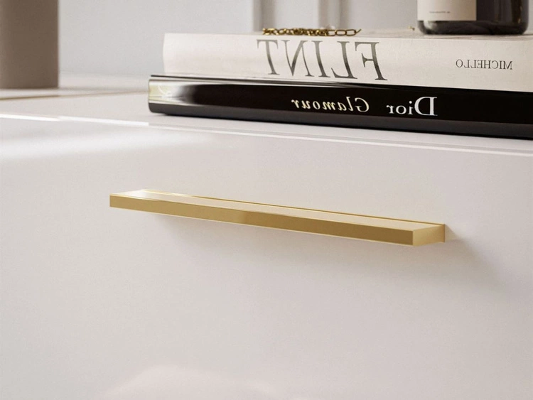 Czterodrzwiowa komoda 158 cm w stylu glamour ze złotymi uchwytami i nogami Lunelie biały połysk