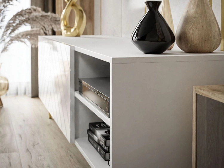 Szafka RTV z frezowanymi frontami i metalowymi chromowanymi nóżkami Vionel biały połysk