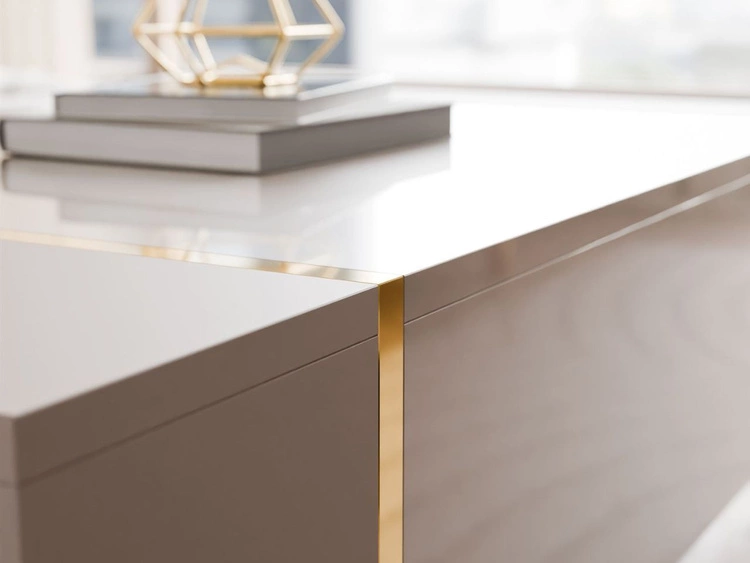 Stolik kawowy na złotych nogach w stylu glamour Lunelie kaszmir połysk