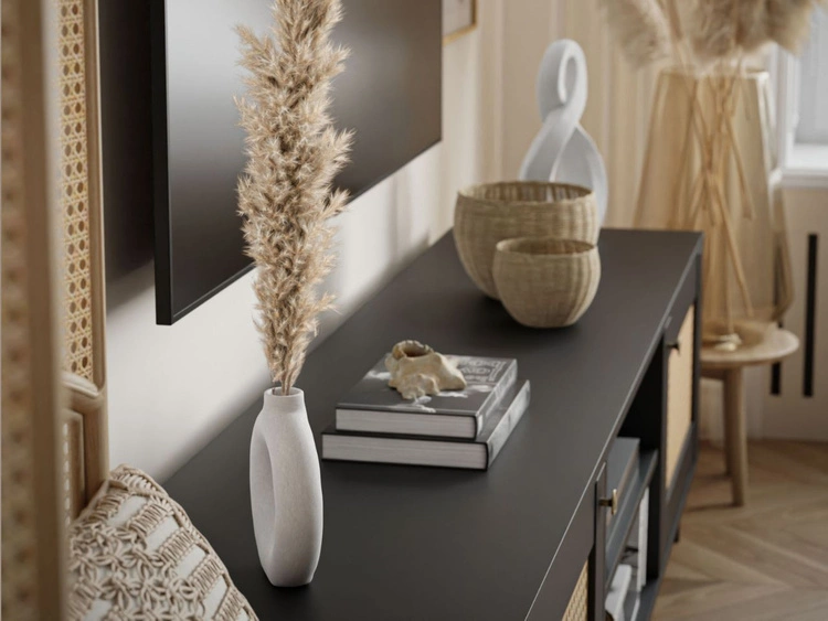 Szafka RTV boho dwudrzwiowa z imitacją ażurowego frontu Bellance czarna