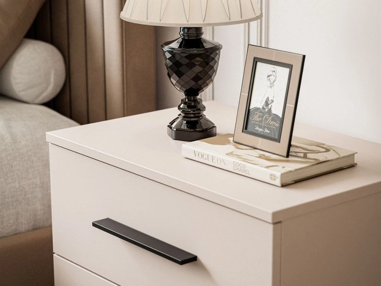 Stolik nocny z dwoma szufladami na czarnych nóżkach Nuveo Kaszmir