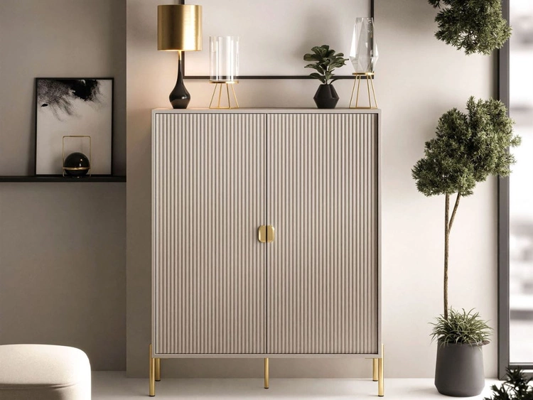 Wysoka komoda dwudrzwiowa ze złotymi uchwytami i nogami Orlean kaszmir mat