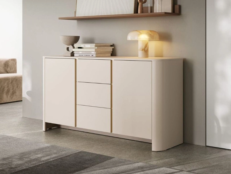 Komoda dwudrzwiowa z szufladami ze złotą listwą dekoracyjną Brillo Kaszmir