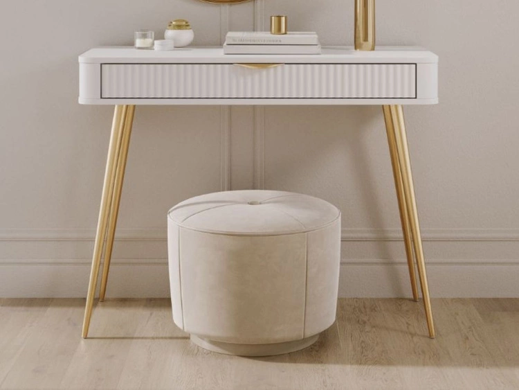 Toaletka ze złotymi metalowymi nogami Latina Biała
