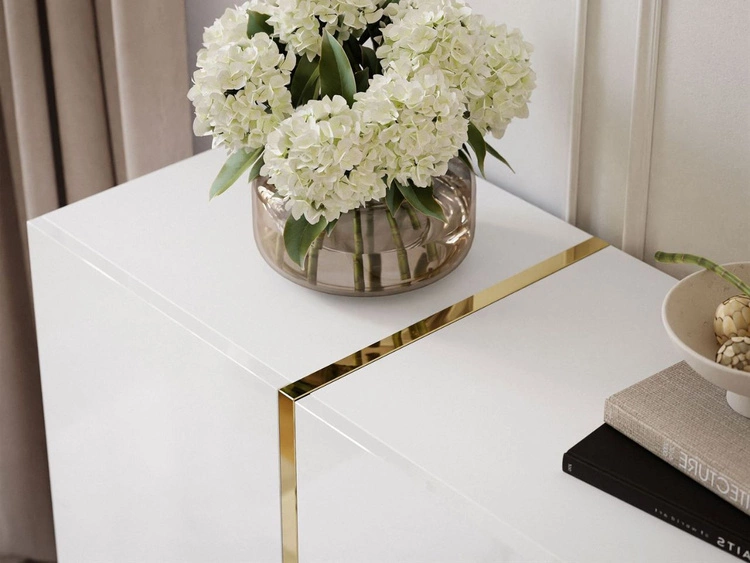 Czterodrzwiowa komoda 158 cm w stylu glamour na złotych nogach Lunelie biały połysk