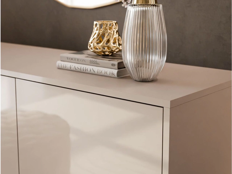 Trzydrzwiowa komoda 154 cm w stylu glamour na złotych nogach Vivance kaszmir połysk