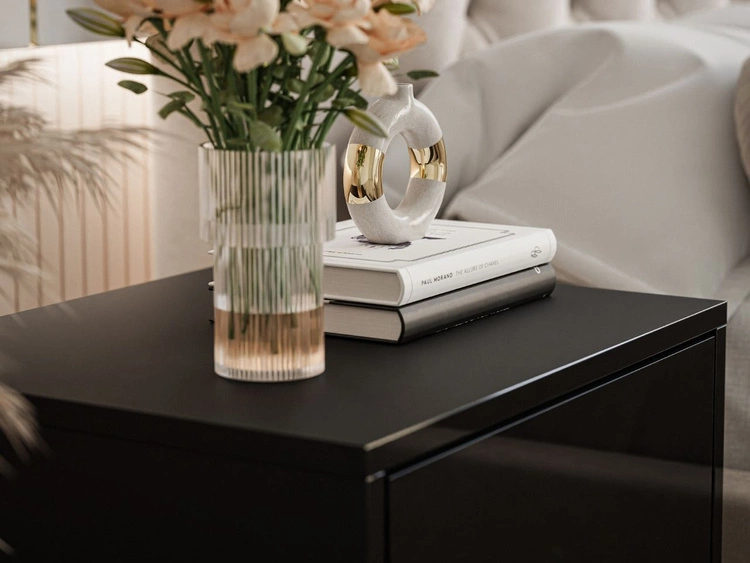 Stolik nocny z szufladą i złotymi nogami Brisa czarny połysk