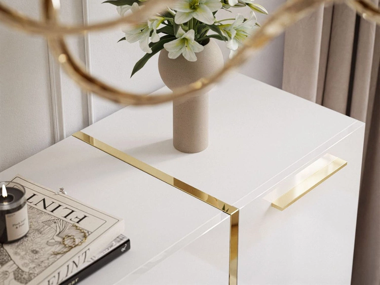 Dwudrzwiowa komoda 158 cm z trzema szufladami i złotymi uchwytami Lunelie biały połysk