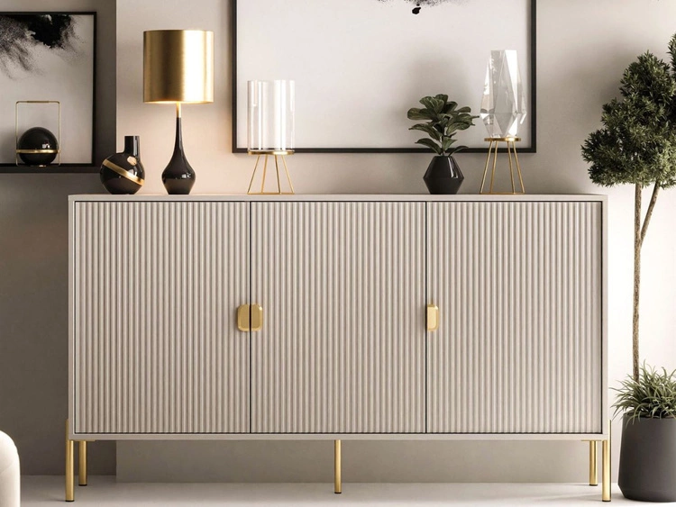 Komoda trzydrzwiowa szeroka, ze złotymi uchwytami i nogami Orlean kaszmir mat