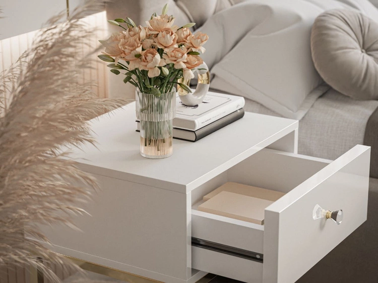 Stolik nocny glamour z szufladą i złotymi nogami Brisa biały połysk