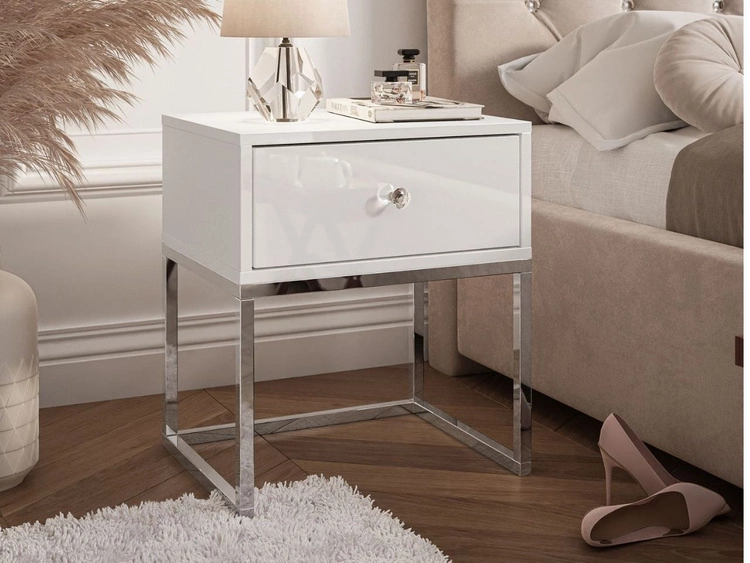 Stolik nocny glamour z szufladą i srebrnymi nogami Brisa biały połysk
