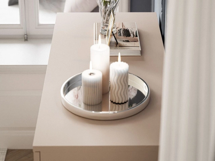 Komoda z szufladami i oświetleniem LED na srebrnych nogach Nuveo Kaszmir