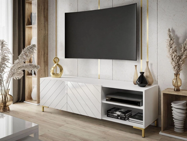 Szafka RTV w stylu glamour z frezowanymi frontami i złotymi nóżkami Vionel biały połysk