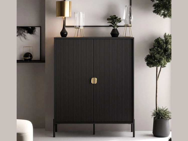 Wysoka komoda dwudrzwiowa ze złotymi uchwytami Orlean czarny mat
