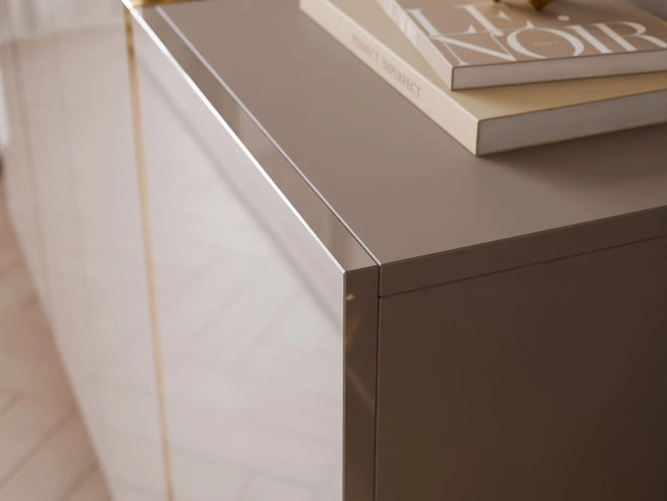 Czterodrzwiowa komoda 158 cm w stylu glamour Lunelie kaszmir połysk